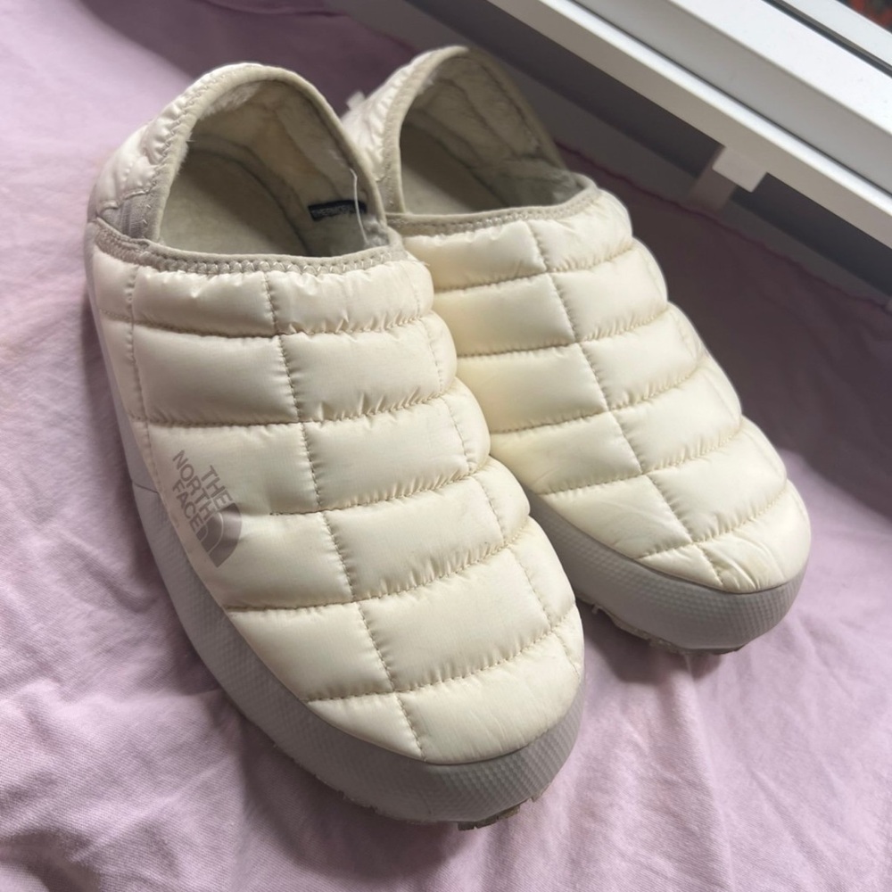 The North Face Quilted Slip-On Puffer Shoes in Cream